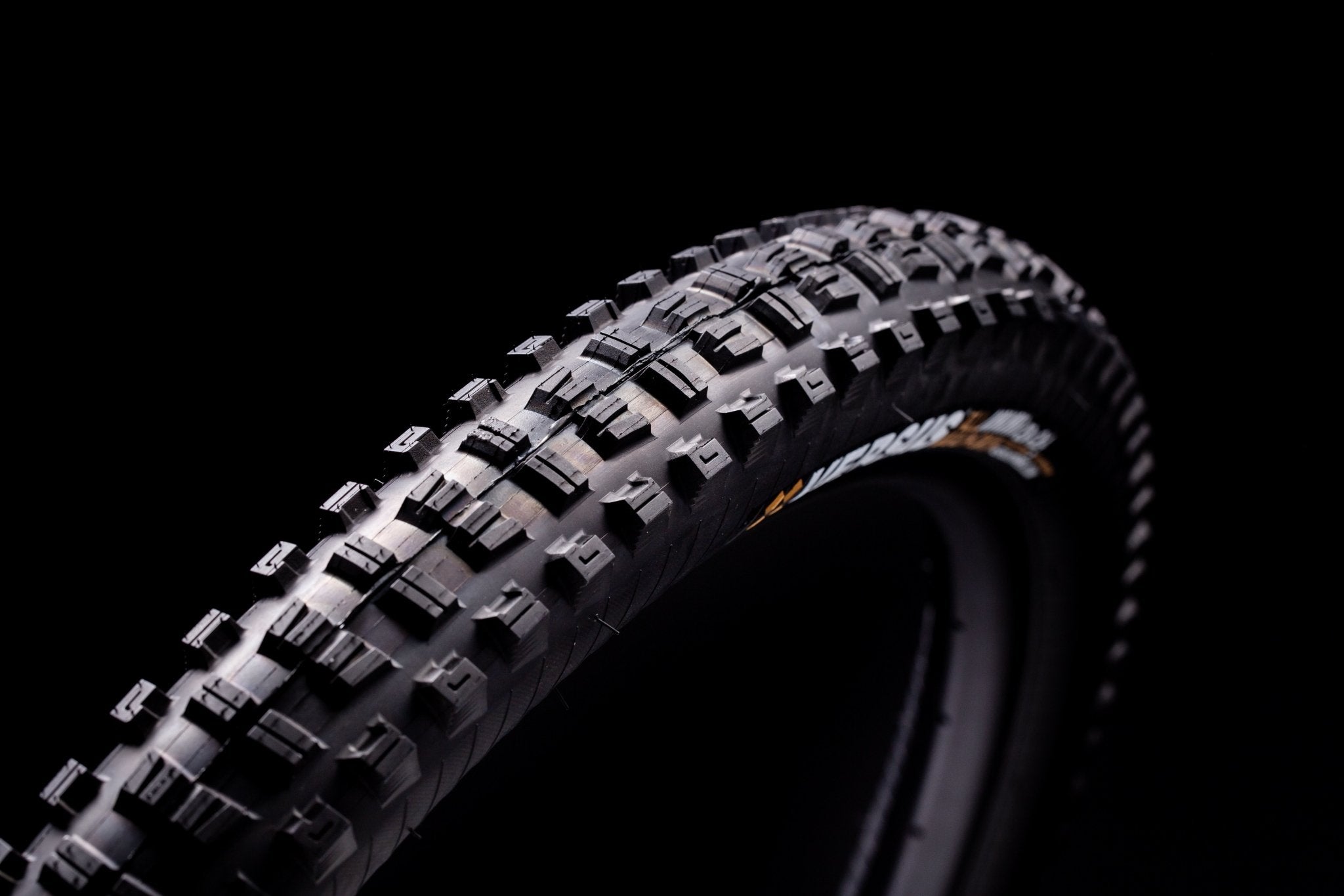 27.5 x 2.4 // Trail // Black - Versus Bicycle Tires