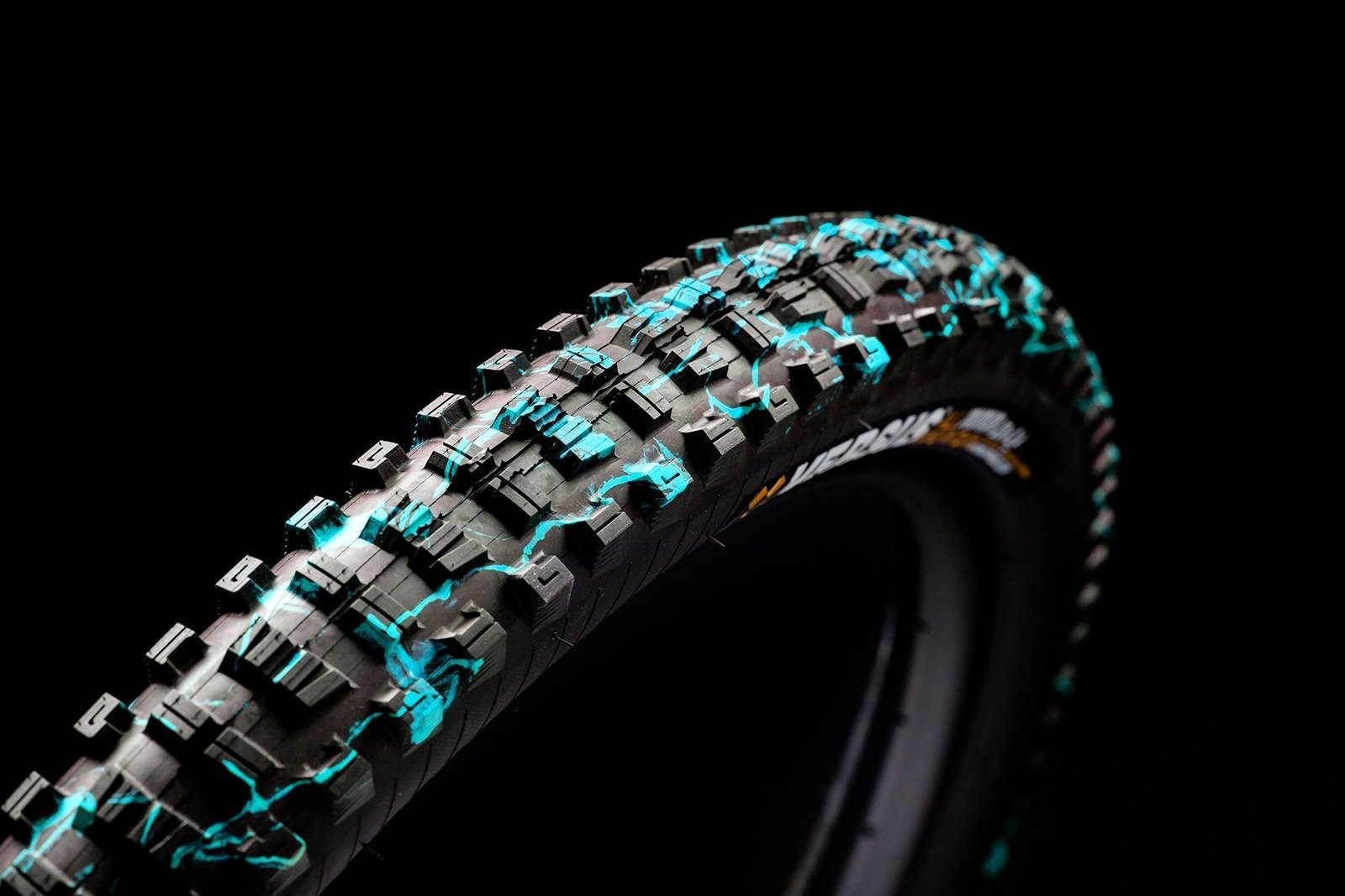 29x2.4 // Gravity Casing // Blue Splatter - Versus Bicycle Tires